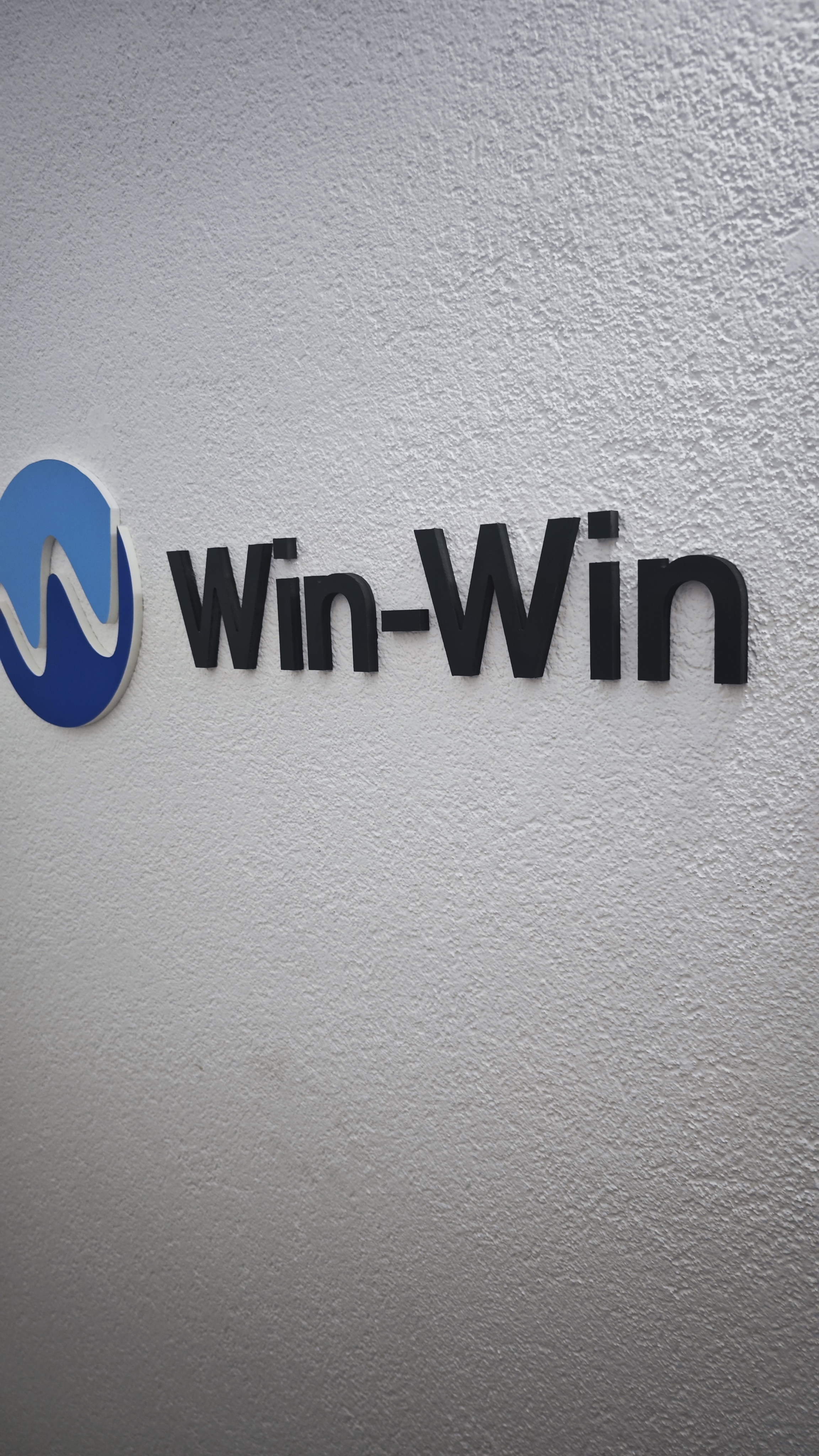Nesv?teln? p?smena a loga Win-Win